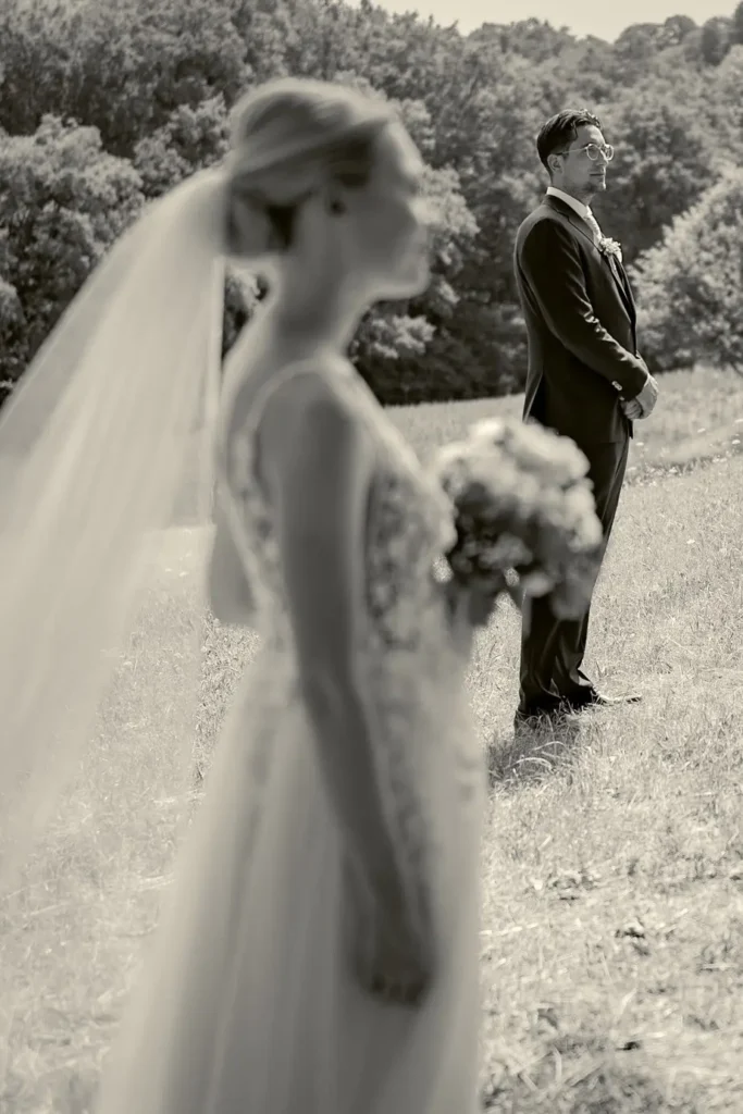 Brautpaarshooting in Bamberg. Braut steht vor dem Bräutigam. Der Bräutigam ist scharf, die Braut unscharf. schwarz-weiß-foto. Fotografiert von hochzeitsfotograf-bamberg.net