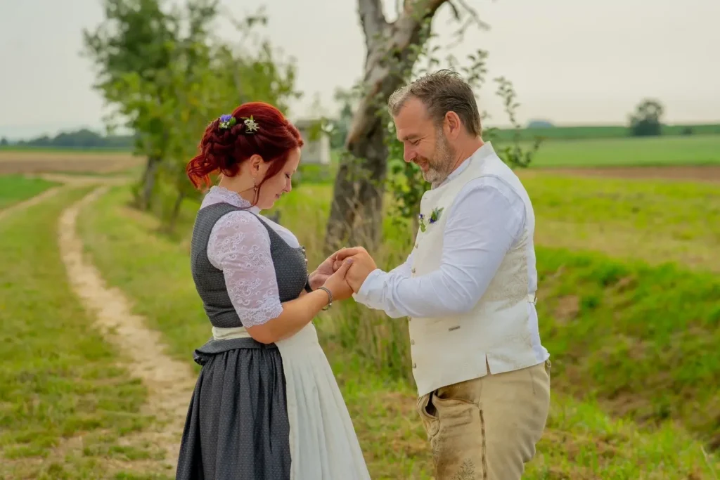 Brautpaar schaut sich an, nachdem sich der Bräutigam beim First Look Shooting umgedreht hat. Beide strahlen sich an. Fotografiert von hochzeitsfotograf-bamberg.net
