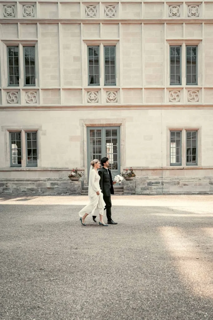 Brautpaar läuft auf dem Gelände der Ehrenburg in Coburg. Fotografiert von hochzeitsfotograf-bamberg.net