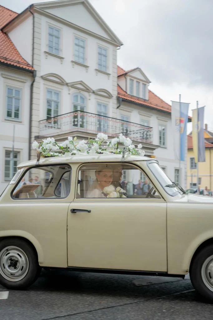 Brautpaar verlässt das Standesamt in einem Trabi. Fotografiert von hochzeitsfotograf-bamberg.net